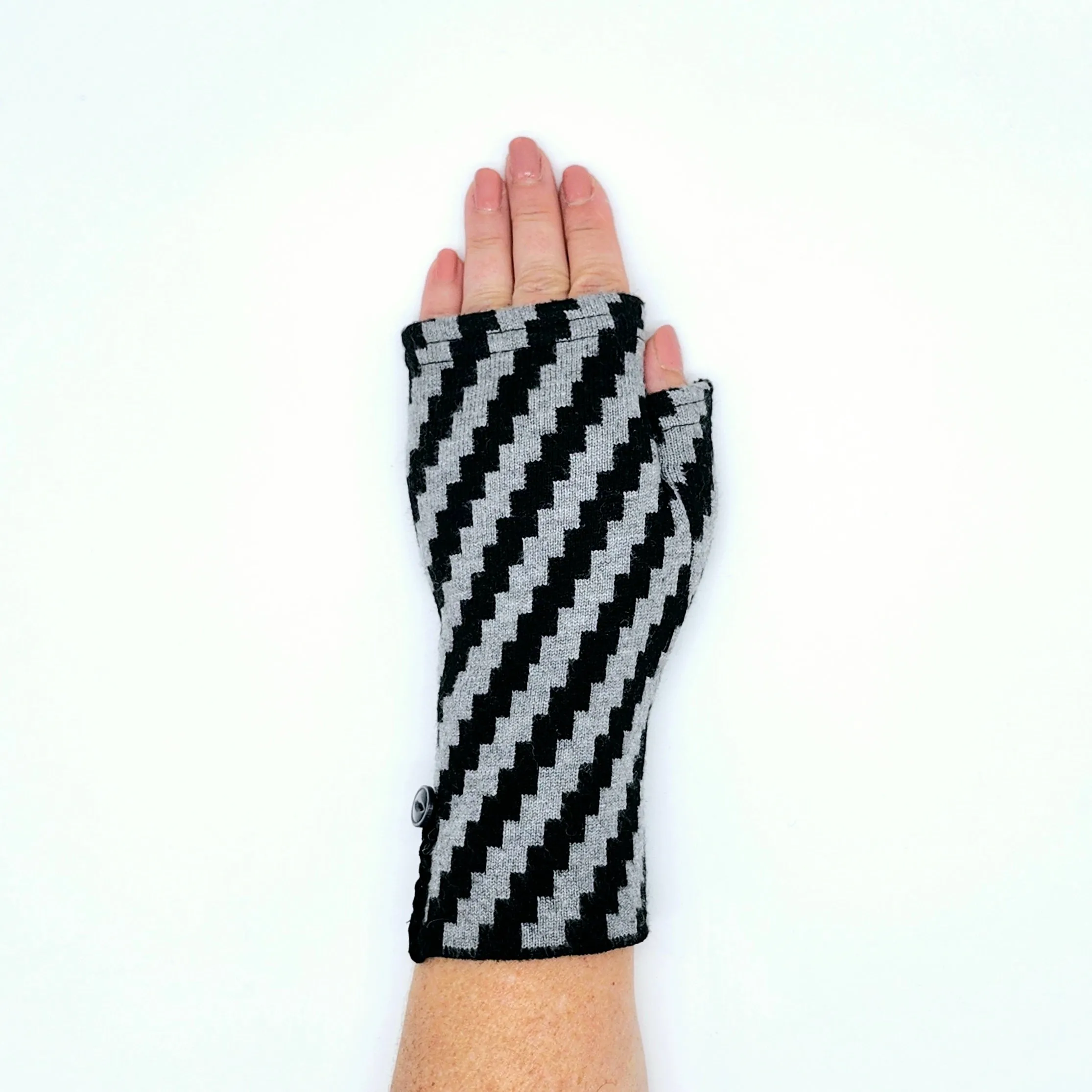 Recycled black and gray cotton zig zag Kitten Mittens, short